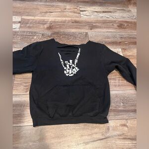 Ripped design crew neck sweatshirt.
